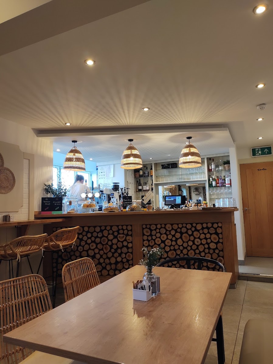 Illy’s Café Bistro - Photo 4